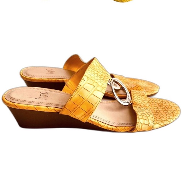 Fun yellow sandals. Size 7.5 - Picture 1 of 3